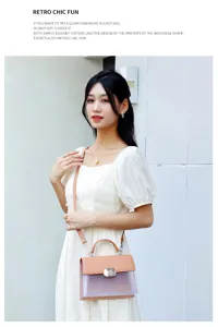 Asiatisches Model im weißen Kleid mit einer schicken braunen und transparenten Umhängetasche