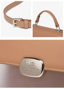 Detailansichten der Beschläge, Nähte und des Metalllogos einer kamelbraunen Handtasche