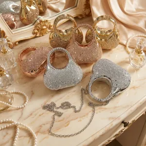 Bolsos de noche de lujo con pedrería en varios colores sobre un tocador elegante