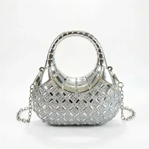 Elegante bolso de noche plateado con pedrería, cadena de lujo y asa nervada