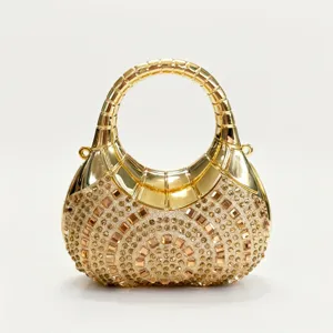 Elegante bolso de noche dorado con un brillante diseño radial incrustado de pedrería