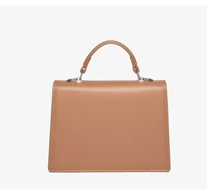 Elegante minimalistische braune strukturierte Handtasche aus Leder mit oberem Henkel