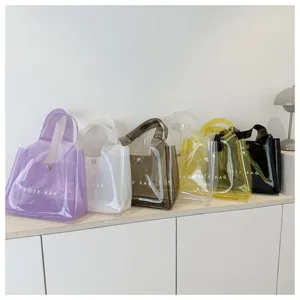 Συλλογή από πολύχρωμες διαφανείς τσάντες PVC για την παραλία και τα καλοκαιρινά ψώνια.