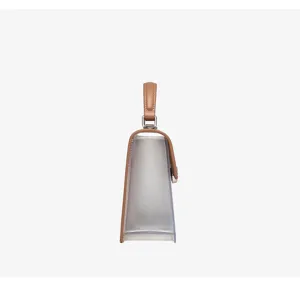 Seitenansicht der modernen durchsichtigen Handtasche mit braunem Lederdeckel und Griff