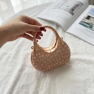 Detalle del mini bolso de noche de media luna en oro rosa con pedrería de lujo