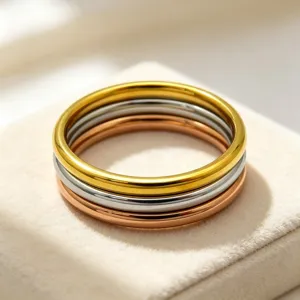 Vue de détail en gros plan de bagues empilables lisses minimalistes de 2mm en arc.