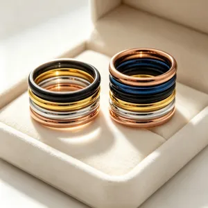 Vue détaillée de bagues empilables minimalistes de 2 mm en acier au titane aux couleurs variées.