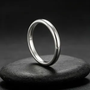 Bague minimaliste en acier titane arc rond de 2mm vue détaillée, anneau empilable lisse.