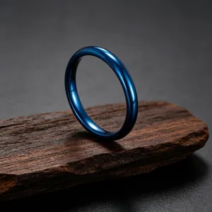 Vue de détail d'un anneau fin minimaliste de 2 mm, bande bleue lisse et incurvée.