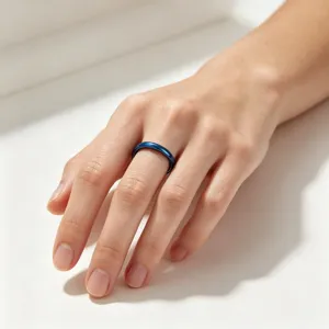 Bague fine minimaliste ronde de 2mm détail gros plan, bijou élégant en acier titane empilable.