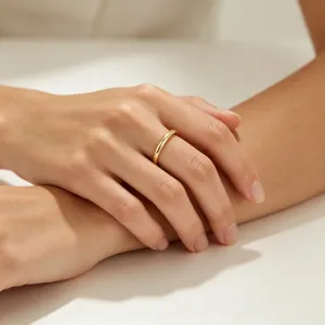 Anneau fin minimaliste en acier titane rond de 2mm, bague empilable élégante et simple détail.