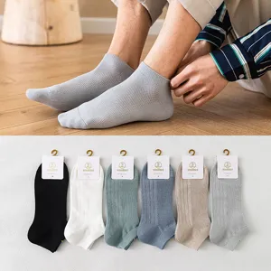 Detailansicht von atmungsaktiven Mesh-Knöchelsocken für Herren in verschiedenen Farben.