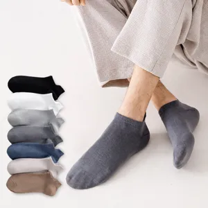 Detailansicht atmungsaktiver Baumwoll-Kurzsocken mit Fersenlasche für den Sommer.