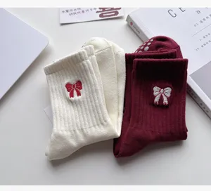 Calcetines de yoga antideslizantes para mujer con bordado de lazo, cómodos calcetines fitness.