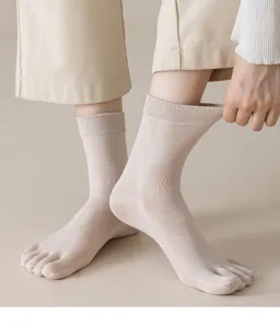 Detailansicht von Damen einfarbigen beigen Zehensocken aus reiner Baumwolle, weich.
