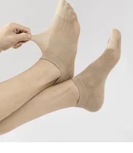 Herren Sommer dunne atmungsaktive niedrige Socken mit Netzdesign und guter Dehnbarkeit.