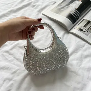 Elegante bolso de noche de strass plateado con un lujoso diseño de cristal de doble C
