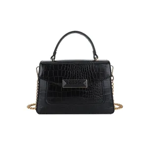Elegante bolso de mano de PVC negro con patrón de cocodrilo y correa de cadena dorada.