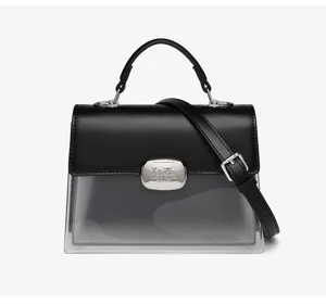 Nahaufnahme einer Handtasche aus schwarzem Leder und transparentem PVC.
