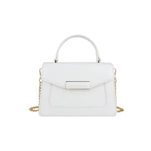 Elegante bolso de mano blanco con efecto cocodrilo, cadena dorada y asa superior