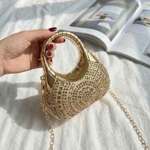 Bolso de noche de lujo dorado con forma de media luna, pedrería y elegante cadena de oro
