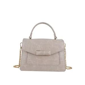 Elegante bolso de mano beige de PVC con estampado de cocodrilo y cadena de oro chic