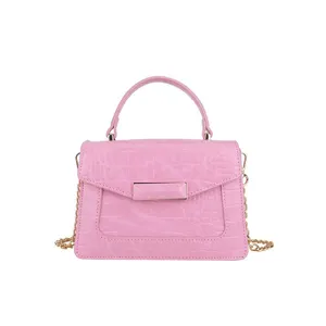 Elegante bolso de mano de PVC rosa con patrón de cocodrilo y cadena dorada de moda