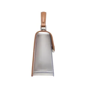 Seitenansicht einer eleganten, transparenten quadratischen Handtasche mit braunem Ledergriff