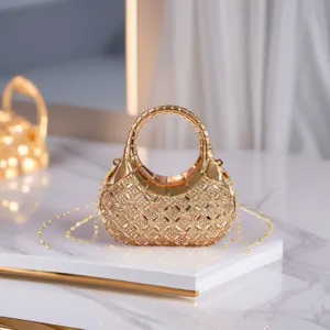 Elegante bolso de fiesta dorado con pedrería, minicadena y asa para mujer.