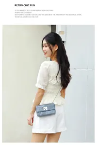 Borsa a tracolla retrò in denim con catena indossata da una modella