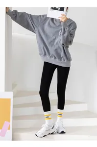 Vue détaillée de leggings noirs thermiques en polaire pour femmes automne hiver, élastiques.