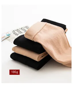 Gros plan de leggings d'hiver empilés proprement, mettant en valeur la doublure douce.