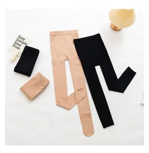 Vue détaillée de leggings thermiques polaires, collants étriers en nude et noir.