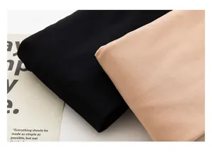 Gros plan détaillé de leggings thermiques doublés en polaire noirs et nudes pour l'hiver.