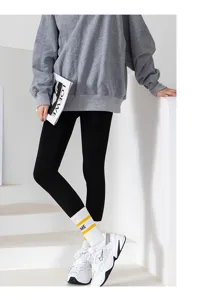 Leggings noirs confortables pour femme, coupe slim extensible idéale pour l'automne.