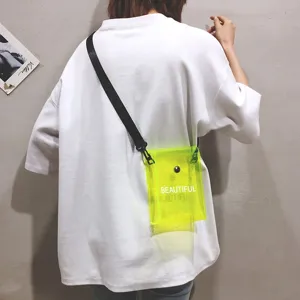 Nahaufnahme der neongelben transparenten PVC-Umhängetasche mit BEAUTIFUL-Aufdruck