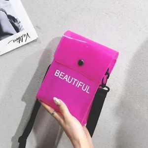 Detailansicht der neonpinken transparenten PVC-Gelee-Tasche mit weißem BEAUTIFUL-Druck