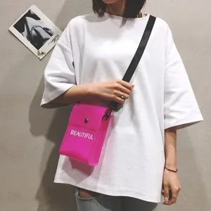 Neonpinke PVC Jelly Handy-Umhängetasche für Damen mit weißem Text und schwarzem Gurt