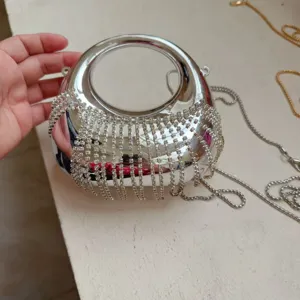 Detailansicht der silbernen Abendtasche mit funkelnden Strassfransen und rundem Ringgriff