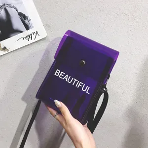 Nahaufnahme der trendigen lila transparenten PVC-Tasche mit weißem Beautiful-Druck