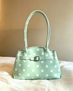 Elegante borsa tote verde menta a pois con manici lunghi e dettaglio fibbia.