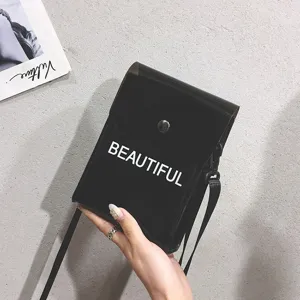Detail der schwarzen, durchsichtigen PVC-Umhängetasche mit 'BEAUTIFUL'-Aufdruck