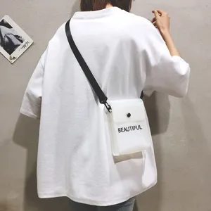 Detailansicht einer weißen halbtransparenten PVC-Handytasche mit schwarzem Buchstabenaufdruck.