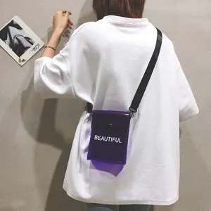 Rückansicht eines Models mit einer lila transparenten PVC-Jelly-Tasche mit Schrift