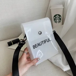 Detailansicht des 'BEAUTIFUL'-Aufdrucks auf einer weißen PVC-Gelee-Umhängetasche