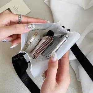 Detailansicht des Innenraums einer transparenten PVC-Gelee-Schultertasche mit Stauraum