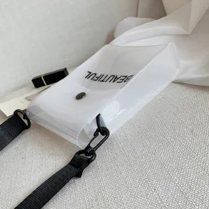 Detailansicht der weißen transparenten PVC-Geleetasche mit 'BEAUTIFUL' Aufdruck