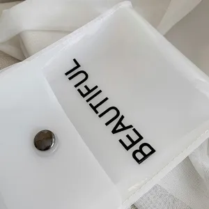 Detailansicht einer transparenten PVC-Geleetasche mit schwarzem 'BEAUTIFUL'-Aufdruck