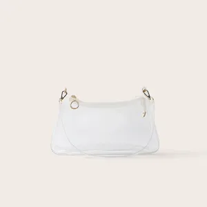 Detailopname van een minimalistische transparante PVC okseltas met goudkleurige details.
