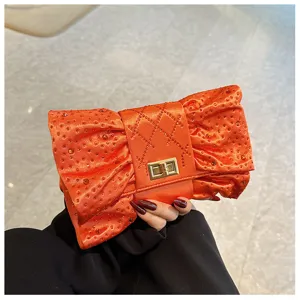 Gros plan d'une pochette de soirée orange étincelante avec de beaux détails en strass